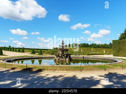 Pyramidenbrunnen in den Gärten von Versailles - Frankreich Stockfoto