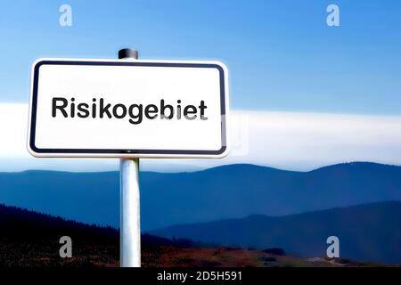 Schild mit der Aufschrift 'Risikobereich' (Risikogebiet). Aufgrund vieler neuer Coronainfektionen werden Bereiche als Risikobereiche ausgewiesen. Stockfoto