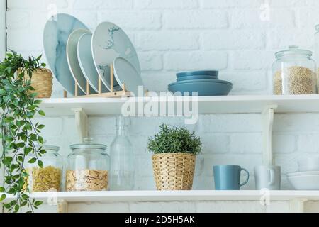 .Lagerung von Getreide, Erbsen, Gewürzen in der Küche. Schüttgutbehälter. Stockfoto