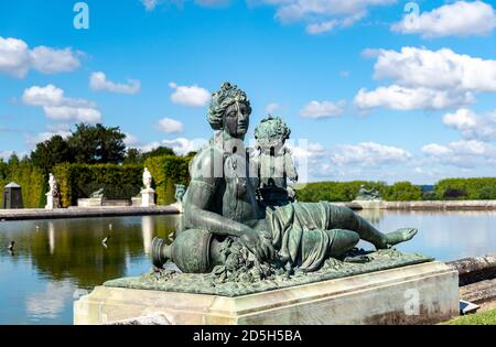 Bronzestatue 'Nymphe et amour Pächter un carquois' Versailles Gardens Stockfoto