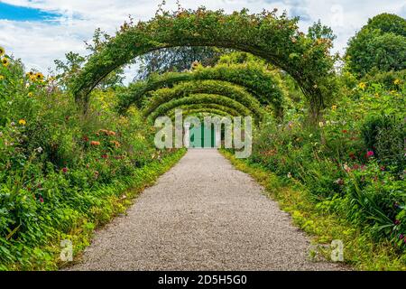 Berühmter Rosenweg zu Monets Haus in Giverny - Frankreich Stockfoto