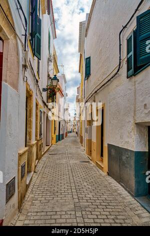 Schmale Straße in Ciutadella mit alten Häusern - Menorca, Spanien Stockfoto