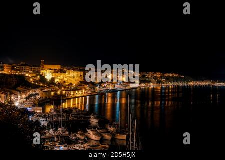 Mahon Hafen bei Nacht - Menorca, Spanien Stockfoto