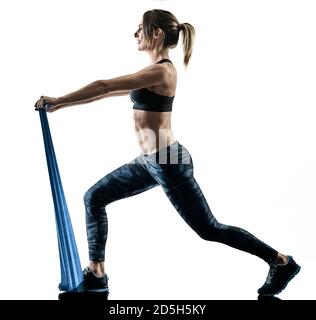 Eine kaukasische Frau Training Pilates fitness elastisch beständig band Übungen isoliert Silhouette auf weißem Hintergrund Stockfoto