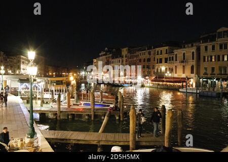 Blick auf den Canale Grande und die Gebäude in Venedig Nachts Stockfoto