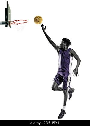 Ein afrikanischer Basketballspieler junger Mann im Studio isoliert auf weißem Hintergrund Stockfoto