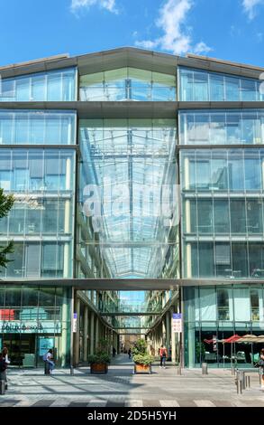 Glasgebäude am Marche Saint-Honore Platz - Paris, Frankreich Stockfoto