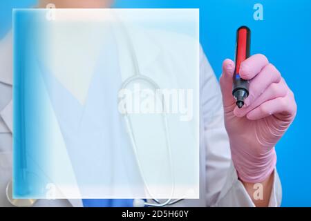 Eine Krankenschwester mit einem Markierungsstift schreibt einen Text, kopieren Raum. Arzthand in einem medizinischen Handschuh mit einem Stift, Mock-up. Stockfoto