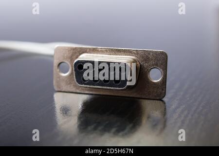 Computer-Monitor-Stecker auf Holztisch Nahaufnahme Stockfoto