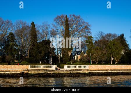 Blick auf die Giardini della Biennale von den Venezianern Lagune Stockfoto