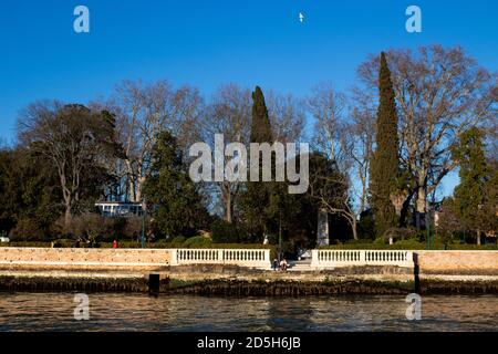 Blick auf die Giardini della Biennale von den Venezianern Lagune Stockfoto