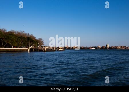 Blick auf die Giardini della Biennale von den Venezianern Lagune Stockfoto