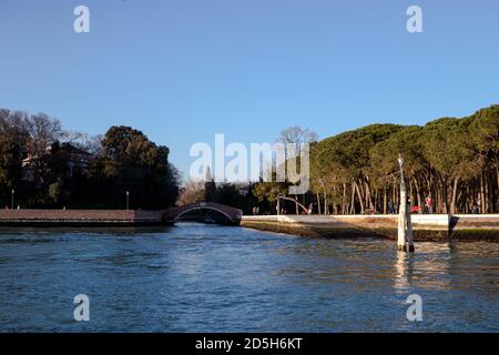 Blick auf die Giardini della Biennale von den Venezianern Lagune Stockfoto