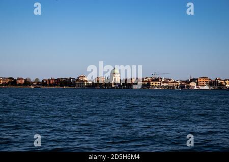 Blick über die venezianische Lagune zur Basilica di Santa Maria Della Salute Stockfoto