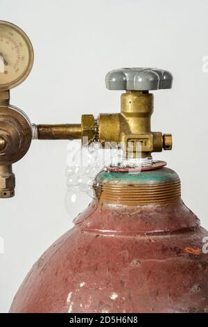 Gasflasche für industrielles Schweißen mit Zifferblatt, Ventil und Düse Stockfoto