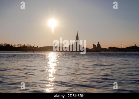 Die untergehende Sonne schafft einen wunderschönen, pastellfarbenen Abendhimmel Venedig Stockfoto