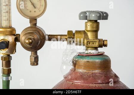 Gasflasche für industrielles Schweißen mit Zifferblatt, Ventil und Düse Stockfoto