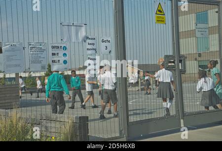 Kinder gehen zurück zur Schule auf einem Spielplatz mit Einschränkungen durch Coronavirus / Covid-19 Pandemie in London, England, Großbritannien Stockfoto