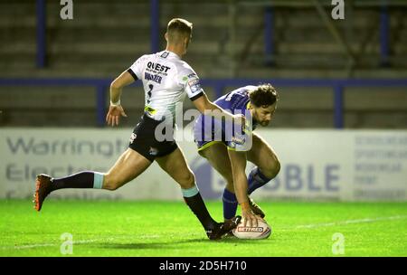 Warrington Wolves' Toby King (rechts) erzielt den ersten Versuch seiner Seite beim Betfred Super League-Spiel im Halliwell Jones Stadium, Warrington. Stockfoto