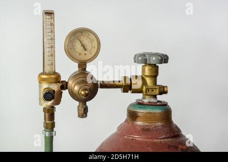 Gasflasche für industrielles Schweißen mit Zifferblatt, Ventil und Düse Stockfoto