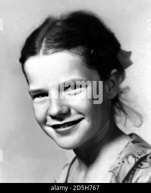 1952 c., USA : die gefeierte amerikanische Rockstar-Sängerin JANIS JOPLIN ( 1943 - 1970 ) als junges Mädchen im Alter von 9 . Unbekannter Fotograf. - GESCHICHTE - FOTO STORICHE - personalità da bambino Bambina Bambini da giovane - Persönlichkeit Persönlichkeiten als jung - INFANZIA - KINDHEIT - BAMBINO - BAMBINA - BABY - BAMBINI - KINDER - KIND - POPMUSIK - SEELE - MUSICA - Cantante - ROCKSTAR --- ARCHIVIO GBB Stockfoto