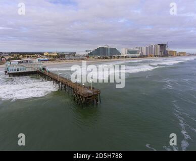 Daytona Beach Main Street Pier und Joe's Crab Shack Luftaufnahme an einem bewölkten Tag, Daytona Beach, Florida FL, USA. Stockfoto