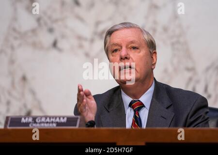 Senatorin Lindsey Graham (Republikaner von South Carolina), Vorsitzender des Justizausschusses des US-Senats, stellt am zweiten Tag des Justizausschusses des Senats auf dem Capitol Hill in Washington, DC, am 13. Oktober 2020 die Richterin des Obersten Gerichtshofs, Amy Coney Barrett, in Frage. /MediaPunch Stockfoto