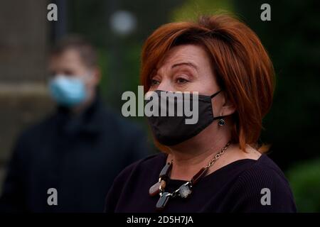 Lany, Tschechische Republik. Oktober 2020. Die tschechische Finanzministerin Alena Schillerova spricht während einer Pressekonferenz nach dem Treffen mit Präsident Milos Zeman über das Coronavirus in Lany, Tschechische Republik, am 13. Oktober 2020. Kredit: Ondrej Deml/CTK Foto/Alamy Live Nachrichten Stockfoto
