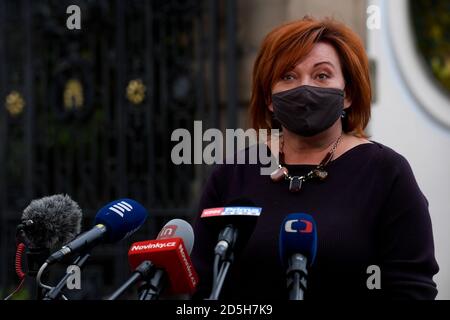 Lany, Tschechische Republik. Oktober 2020. Die tschechische Finanzministerin Alena Schillerova spricht während einer Pressekonferenz nach dem Treffen mit Präsident Milos Zeman über das Coronavirus in Lany, Tschechische Republik, am 13. Oktober 2020. Kredit: Ondrej Deml/CTK Foto/Alamy Live Nachrichten Stockfoto