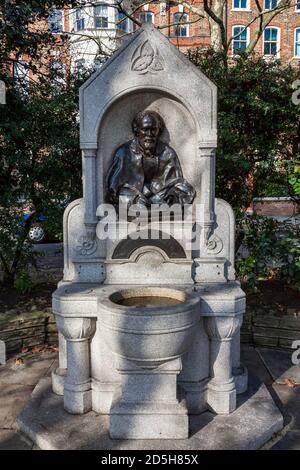 Dante Gabriel Rossetti Gedenkstatue Trinkbrunnen enthüllt im Jahr 1887 Neben der Themse in Cheyne Walk Chelsea London England Großbritannien, das ein war Stockfoto