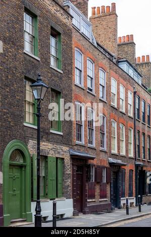 Georgianisches Reihenhaus in Spitafields London einst das Zuhause Von einem wohlhabenden Hugenotten Seidenhändler und ist ein beliebtes Reiseziel Touristen attra Stockfoto