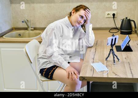 Frau traurig zu Hause Küche mit Tablet während Isolation wegen Zur Coronavirus-Krankheit Stockfoto