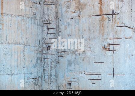 Stahlbeton mit beschädigter und rostiger Stahlarmierung. Alte Wand Struktur Struktur Hintergrund, Stahlstangen und Mesh sichtbare Korrosion Stockfoto