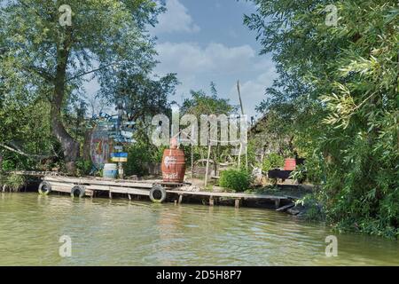 VILKOVE, UKRAINE - 05. AUGUST 2020: Donau Biosphärenreservat Ankudinovo Fluss Sommerhäuser in der Nähe des Schwarzen Meeres und Donau-Delta. Stockfoto