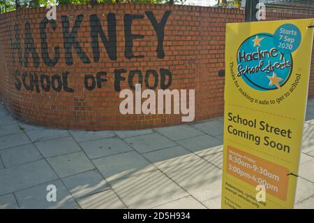 Schild für Beratung außerhalb einer Schule für Einschränkungen aufgrund Coronavirus / Covid-19 Pandemie in London, England, Großbritannien Stockfoto