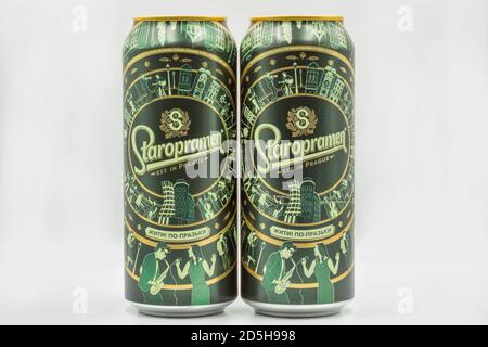 KIEW, UKRAINE - 22. AUGUST 2020: Studio-Shooting von Staropramen tschechisches Bier kann gegen weißen Boden Nahaufnahme. Die Tschechische Republik hat das höchste Bier c Stockfoto