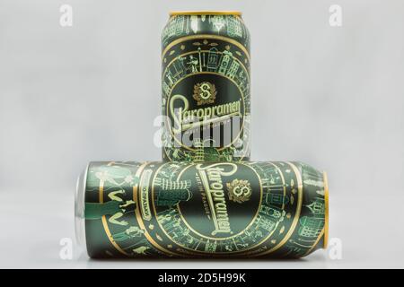 KIEW, UKRAINE - 22. AUGUST 2020: Studio-Shooting von Staropramen tschechisches Bier kann gegen weißen Boden Nahaufnahme. Die Tschechische Republik hat das höchste Bier c Stockfoto