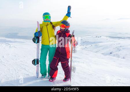Zwei Mädchen mit Snowboards zusammen im Schnee Spaß außerhalb Stockfoto