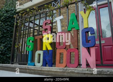 Schilder in hampstead außerhalb der Schos, Geschäfte und Antiquitätenmarkt mit Schildern beraten, um sichere soziale Distanz wegen Coronavirus / Covid-19 Pandemie in London, England, Großbritannien zu halten Stockfoto