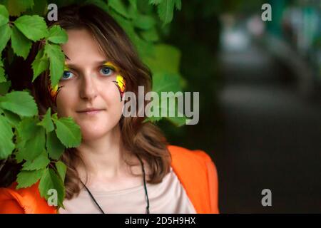 Junge Frau im Hintergrund einer erschreckenden dunklen Gasse. Mädchen in eleganten Kleidern in der Nähe schreckliche Dunkelheit. Porträt neben störender Spannung. Frau in Stockfoto