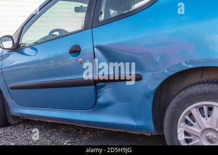 Helsinki, Uusimaa, Finnland 10. Oktober 2020 zerstörtes Auto. Transportreparaturkonzept. Hochwertige Fotos Stockfoto