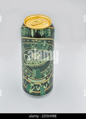 KIEW, UKRAINE - 22. AUGUST 2020: Studio-Shooting von Staropramen tschechisches Bier kann gegen weißen Boden Nahaufnahme. Die Tschechische Republik hat das höchste Bier c Stockfoto