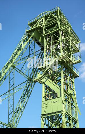 KAMP-LINTFORT, DEUTSCHLAND - 22. Aug 2020: KAMP-LINTFORT, DEUTSCHLAND - 22. AUGUST 2020: Pitframe von Zeche Friedrich Heinrich gegen Himmel, industrielles Erbe Stockfoto