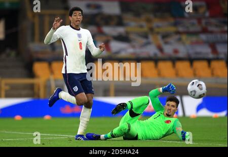 Der englische Jude Bellingham (links) und der türkische Altay Bayindir kämpfen während des UEFA Euro 2021 U-21 Qualifying Group 3 Spiels in Molineux, Wolverhampton, um den Ball. Stockfoto