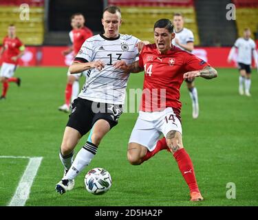 Köln, Deutschland. 13. Oktober 2020. Duelle, Duell zwischen Lukas Klostermann (Deutschland) und Steven Zuber (Schweiz). GES/Soccer/UEFA Nations League: Deutschland - Schweiz, 10/13/2020 Fußball/Fußball: UEFA Nations League: Deutschland gegen Schweiz, Köln, 13. Oktober 2020 Quelle: dpa/Alamy Live News Stockfoto