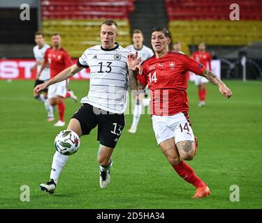 Köln, Deutschland. 13. Oktober 2020. Duelle, Duell zwischen Lukas Klostermann (Deutschland) und Steven Zuber (Schweiz). GES/Soccer/UEFA Nations League: Deutschland - Schweiz, 10/13/2020 Fußball/Fußball: UEFA Nations League: Deutschland gegen Schweiz, Köln, 13. Oktober 2020 Quelle: dpa/Alamy Live News Stockfoto