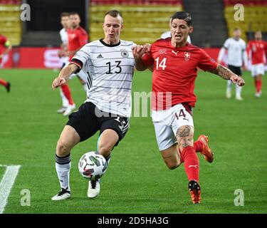 Köln, Deutschland. 13. Oktober 2020. Duelle, Duell zwischen Lukas Klostermann (Deutschland) und Steven Zuber (Schweiz). GES/Soccer/UEFA Nations League: Deutschland - Schweiz, 10/13/2020 Fußball/Fußball: UEFA Nations League: Deutschland gegen Schweiz, Köln, 13. Oktober 2020 Quelle: dpa/Alamy Live News Stockfoto