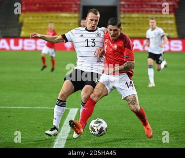 Köln, Deutschland. 13. Oktober 2020. Duelle, Duell zwischen Lukas Klostermann (Deutschland) und Steven Zuber (Schweiz). GES/Soccer/UEFA Nations League: Deutschland - Schweiz, 10/13/2020 Fußball/Fußball: UEFA Nations League: Deutschland gegen Schweiz, Köln, 13. Oktober 2020 Quelle: dpa/Alamy Live News Stockfoto