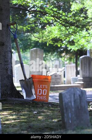 New Haven, Connecticut, USA. April 2019. Grove Street Cemetery, der erste gecharterte, geplante Friedhof in den Vereinigten Staaten (1796), wo die vorhandenen Gräber zu eng beieinander liegen, zu alt und instabil, um neue Gräber mit schweren Maschinen zu graben. Kredit: Stan Godlewski/ZUMA Wire/Alamy Live Nachrichten Stockfoto