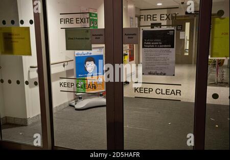 Schilder, die Besucher darauf hinweisen, sich fern zu halten oder soziale Distanz wegen Coronavirus / Covid-19 Pandemie in einem Krankenhaus in London, England, Großbritannien, zu halten Stockfoto